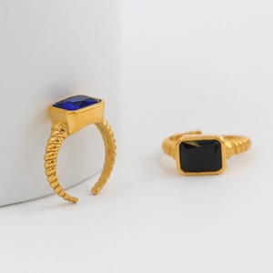 Bague ouverte dorée torsadée avec pierres en zircon rectangulaires bleues et noires