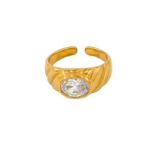 Makroaufnahme des 18K vergoldeten Zirkonia-Rings mit strukturierter Ringschiene