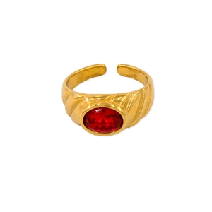 Detail eines Vintage Goldrings mit gedrehter Textur und großem ovalem rotem Edelstein