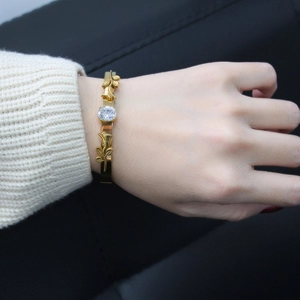 Vintage Stainless Steel Rose Flower Bangle For Women Gold Plated Oval Zirconia Inlaid Open Hinged Bracelet Elegant Jewelry