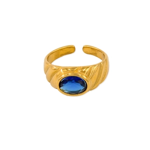 Detailansicht eines verstellbaren vergoldeten Rings mit blauem Stein und Textur