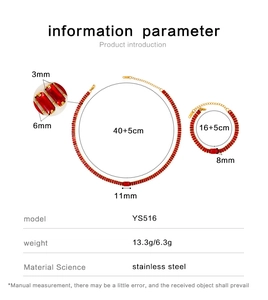 Détail de l'ensemble collier et bracelet en acier doré avec zircons carrés rouges