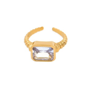 Détail de la bague plaquée or 18 carats avec zircon rectangulaire et texture en spirale
