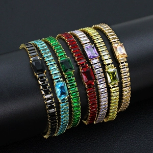 Détails de bracelets géométriques en zircone carrée déclinés en sept couleurs vives
