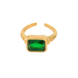 Détail de la bague torsadée plaquée or 18K avec zircon carré vert et anneau réglable