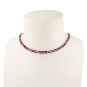 Collana choker dorata con zirconi viola rettangolari in stile vintage elegante