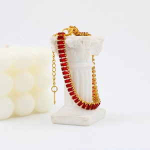 Lussuoso bracciale placcato oro con pietre di zircone rosse e chiusura a moschettone