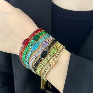 Bracelets tennis chic en acier doré avec des pierres de zircone colorées vibrantes