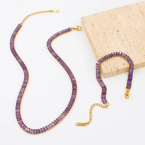 Dettaglio di parure tennis dorata con zirconi viola e chiusura in argento S925