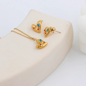 Conjunto de joyas de corazón dorado con collar de colgante texturizado y pendientes de piedras