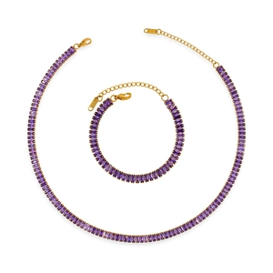 Luxuriöses Schmuckset aus Gold-Edelstahl mit rechteckigen lila Zirkonia-Steinen