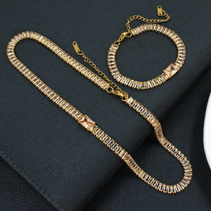 Vue détaillée de l'ensemble collier et bracelet doré avec des pierres zircon champagne