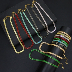 Gros plan de bracelets tennis en zircone colorée taille baguette avec placage en or fin