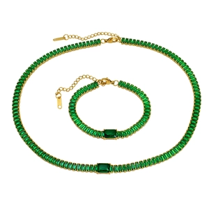 Parure de bijoux en acier inoxydable doré avec des pierres en zircon vert émeraude