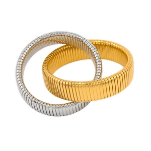 Bracciali Tubogas in oro e argento con trama a coste verticali su sfondo bianco pulito