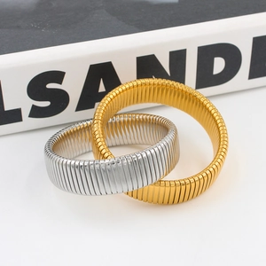 Dettaglio di bracciali Tubogas intrecciati in acciaio inossidabile color oro e argento