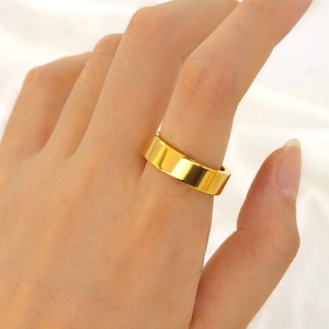 Anello largo minimalista in acciaio al titanio dorato lucido con finitura a specchio