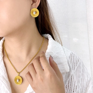 Set gioielli vintage con disco dorato e perla, collana con pendente e orecchini a lobo
