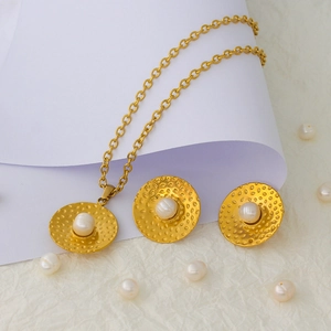 Set collana e orecchini con perle barocche e pendenti a disco in oro martellato