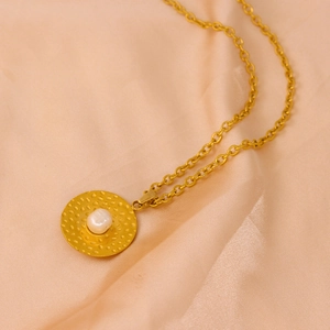 Macro di collana con pendente a disco dorato e perla barocca su seta rosa
