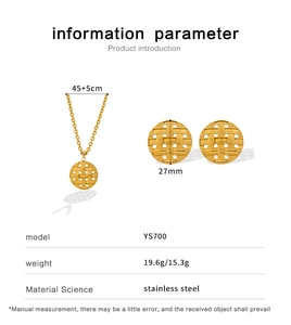 Detailansicht des goldenen Edelstahl-Schmucksets mit gewebtem Muster und Ohrringen