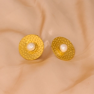 Orecchini a perno vintage in oro martellato con perle barocche su sfondo di seta