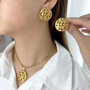 Minimalistisches goldenes Halsketten und Ohrring Set mit Vintage Gittermuster Textur