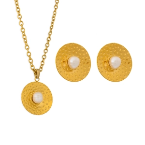 Set collana con ciondolo in metallo martellato e orecchini a perno con perle vintage