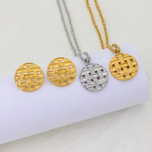 Elegantes Set aus goldener und silberner geflochtener Halskette und Ohrringen
