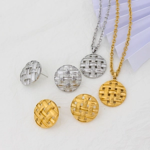 Detailansicht der runden Anhänger und Ohrringe mit Webmuster in Gold und Silber