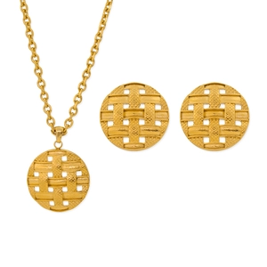 Detail des goldenen Schmucksets mit gewebter Textur auf Rundanhänger und Ohrringen