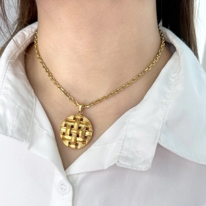 Elegante goldene Gliederkette mit rundem Anhänger in Weboptik für Damen im Set