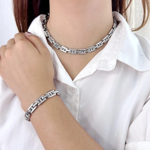 Conjunto de collar y pulsera de acero de titanio industrial con eslabones geométricos