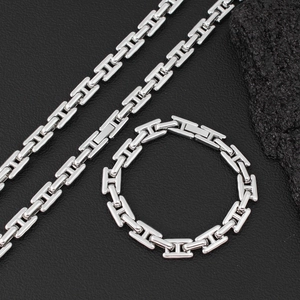 Detalle macro del conjunto de collar y pulsera con eslabones en forma de H en acabado plata