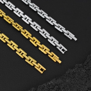 Primer plano de la cadena de eslabones en H de oro de 18K y plata con brillo metálico