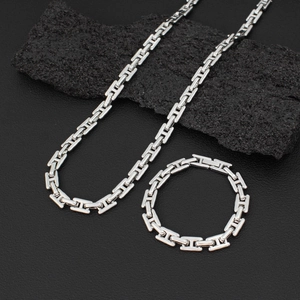 Conjunto de collar y pulsera de cadena con eslabones en H plateados sobre base de piedra