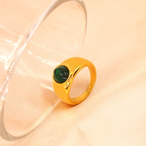 Détail macro de la bague plaquée or 18 carats avec œil de tigre vert ovale sur soie