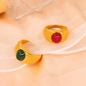 Ensemble de bagues dorées vintage avec pierres précieuses ovales rouges et vertes