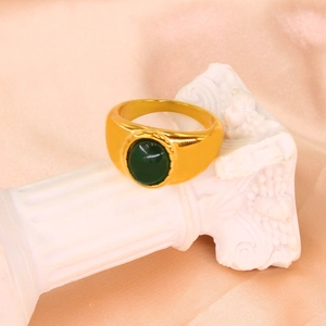 Bague en acier doré 18K avec œil de tigre vert sur un socle de colonne romaine