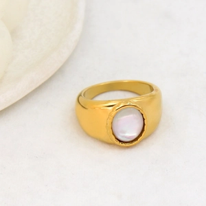 Détail d'une bague en acier inoxydable plaqué or 18 carats avec pierre œil de tigre