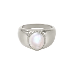 Gros plan d'une bague en acier argenté avec une grande pierre ovale aux reflets irisés