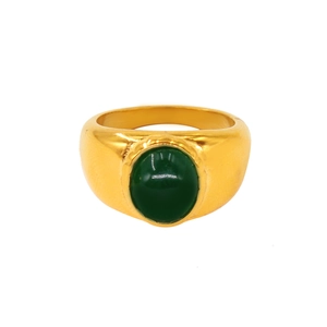 Détail de la bague en acier inoxydable plaqué or 18 carats avec œil de tigre vert ovale
