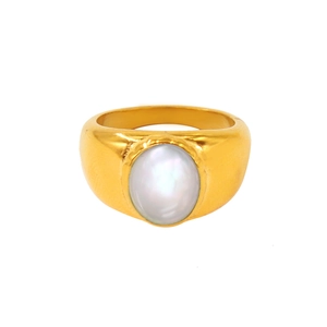 Vue détaillée d'une large bague dorée ornée d'une pierre ovale blanche et finition polie