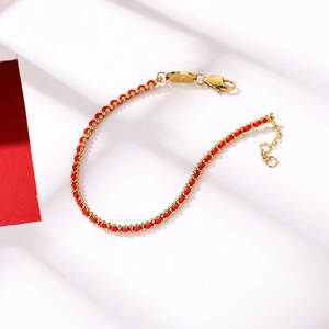 Bracelet minimaliste en acier titane tissé rouge avec perles dorées et pierre solitaire