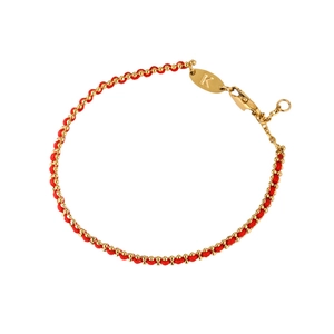 Détail du bracelet tissé rouge avec billes dorées, fermoir mousqueton et gravure K