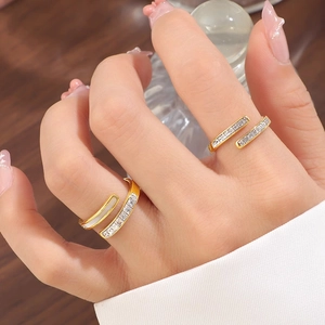 Bague ouverte vintage en acier titane doré avec zircons étincelants et nacre blanche chic