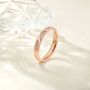 Anello da donna in acciaio al titanio oro rosa con design a onde e micro-zirconi