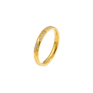 Dettaglio macro di anello in titanio dorato con micro-cristalli e design a onde sottili