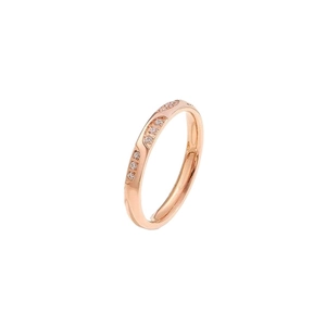 Vista macro di anello a onda in oro rosa con micro-pavé di pietre di zircone chiaro