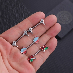 Drie tepelpiercings van chirurgisch staal met harttekst, blauwe cupcake en kersontwerp